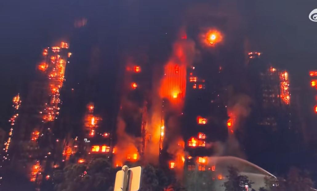 天呐，香港的大火！！！火光，浓烟，爆炸声把这里变成了人间地域了！深圳消防救援已经