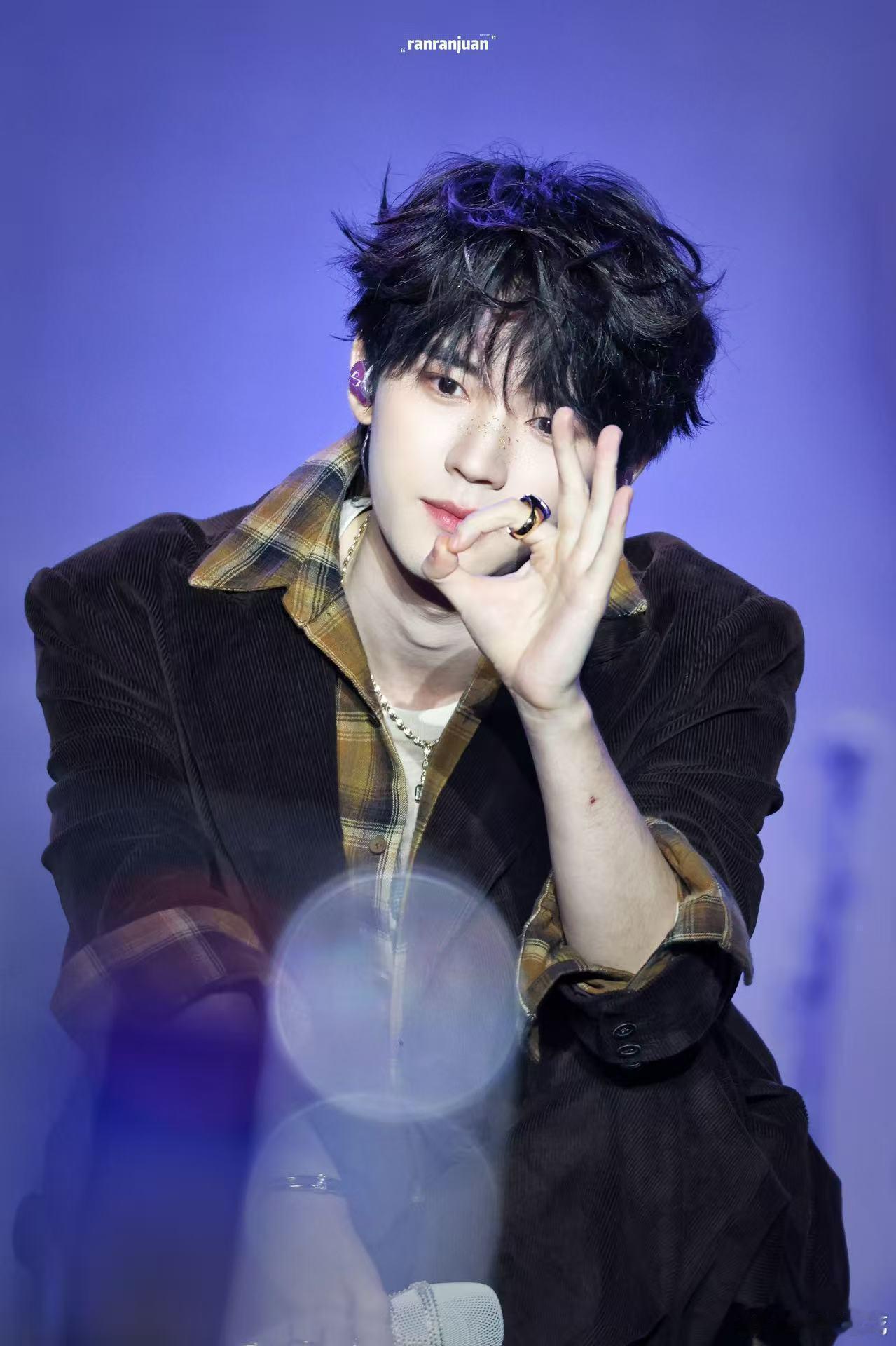 周翊然送粉丝戒指 双向奔赴的爱太好哭！周翊然主动找11月寿星，摘下手上戒指+双手