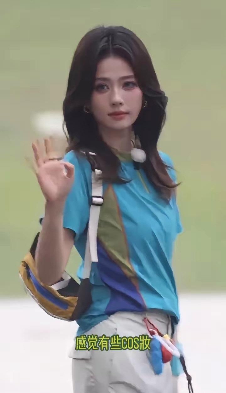 笑死了，突然发现好像找到白鹿化妆规律了只要录制跑男的女嘉宾一多，她必定是浓妆艳抹