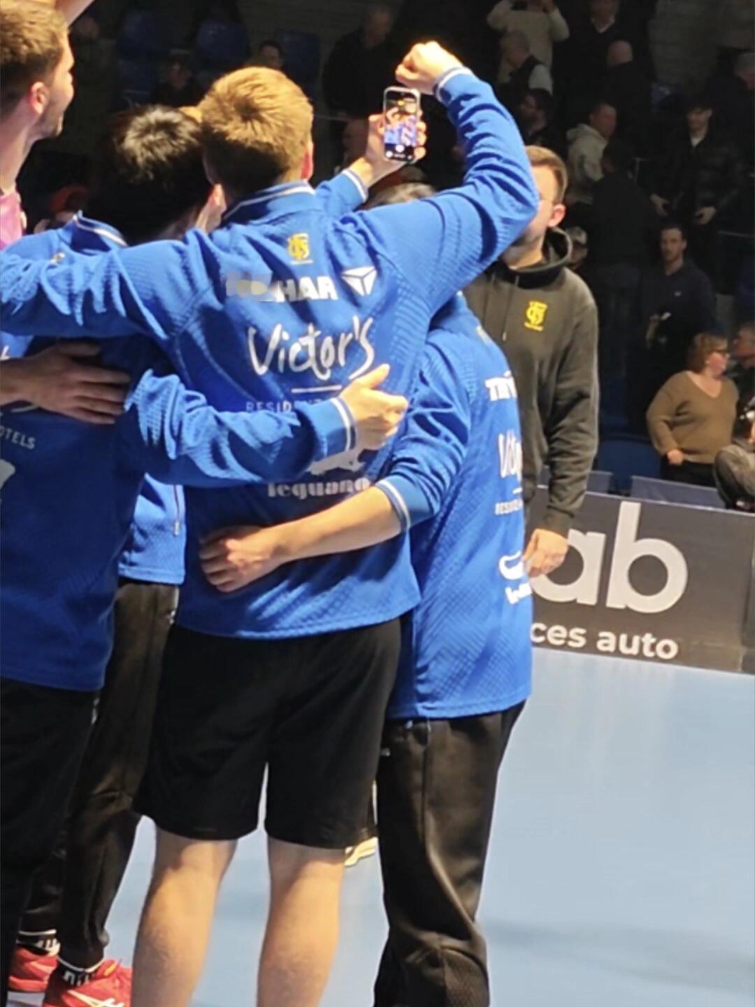 三个人的背影，小弗队长好爱他们，对小胖真没话说，一直庇护和陪伴！
得东哥者得天下