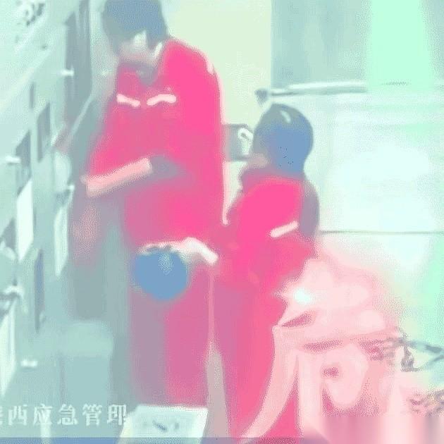 最近一段网传画面里，男人右手戴着绝缘手套，左手却光着按在电柜的金属外壳上。
手碰