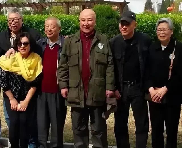 虽然他们放下了，但喜欢他们的影迷看见这张照片，心里仍然不是滋味。不知是哪一年的合