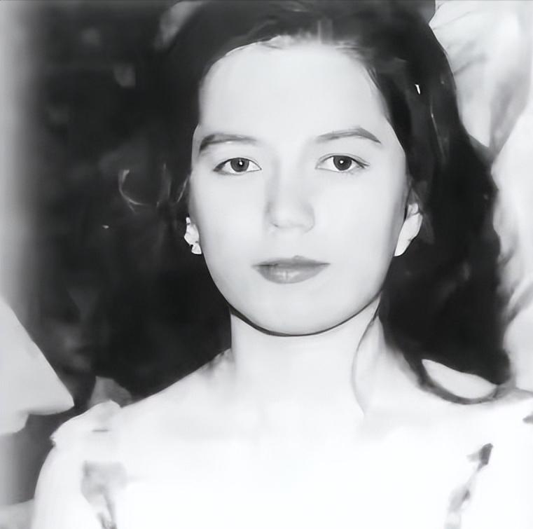 1942年，26岁的蒋纬国在火车站看到一位美丽的少女，便走上前去和她搭讪：“小姐