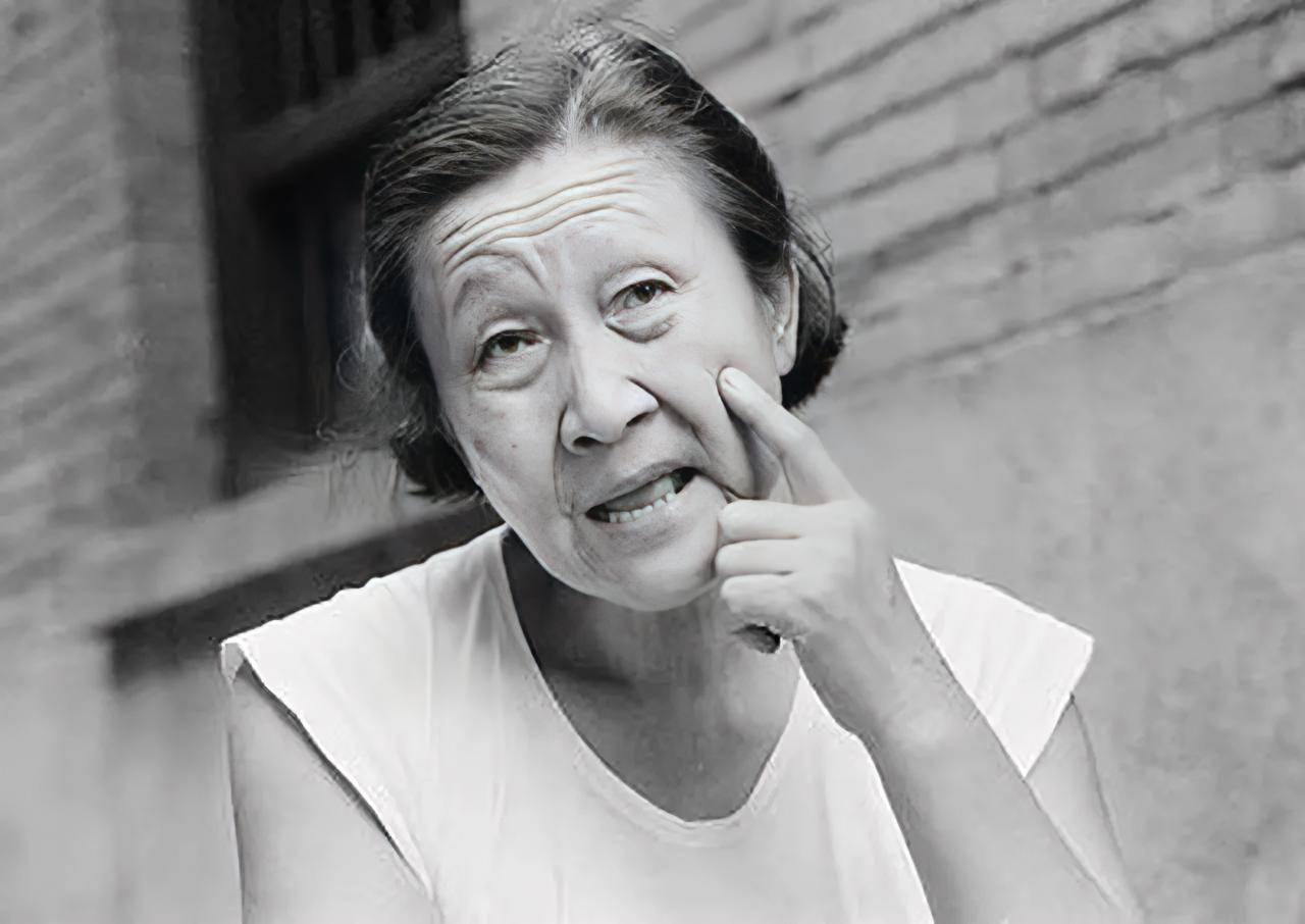 七个鬼子，把她围在河边。枪都扔了，开始解裤腰带。他们以为，这下稳了，一个女人而已