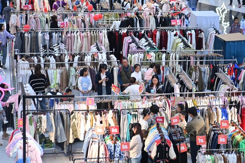 我觉得“只买对的，不买贵的”就是特别正的消费观。就像买衣服，不一定非要追求大牌，