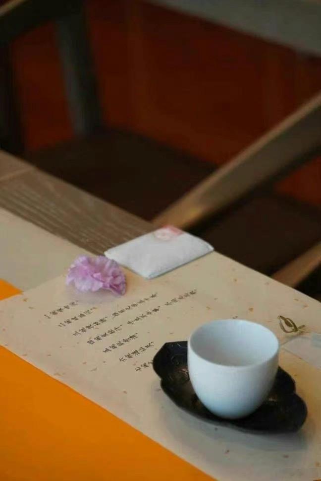 走正确的路，放无心的手，结有道之朋，断无义之友，饮清净之茶，戒色花之酒，开方便之