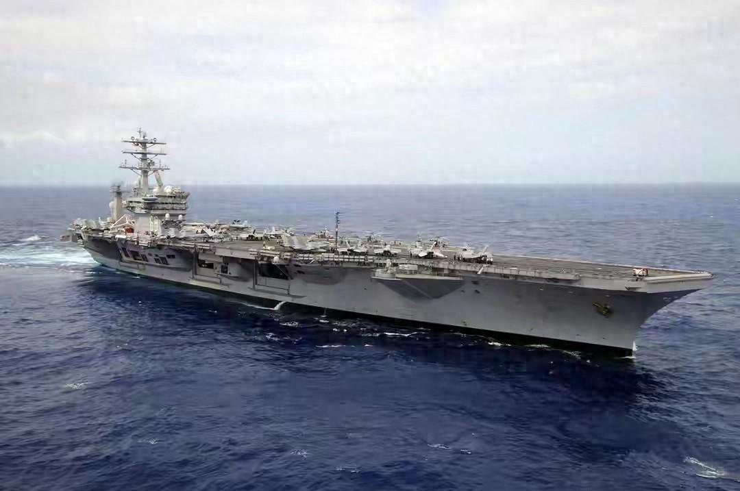 尼米兹号这艘服役五十年的老舰，本该安静等待拆解，却被美军硬拉去亚太“撑场面”。结