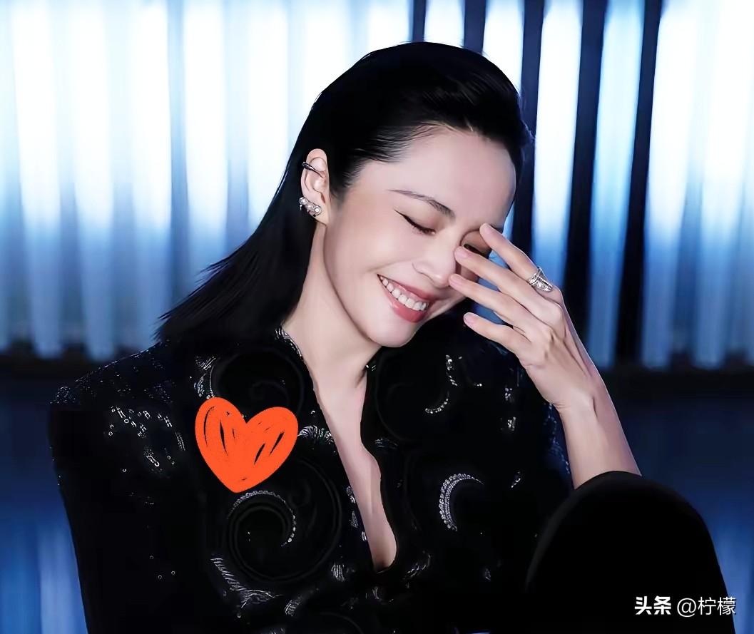 这么多演员明星离婚官宣，为啥央视就点名了姚晨？无非就是两点：
 
1. 吃相太明