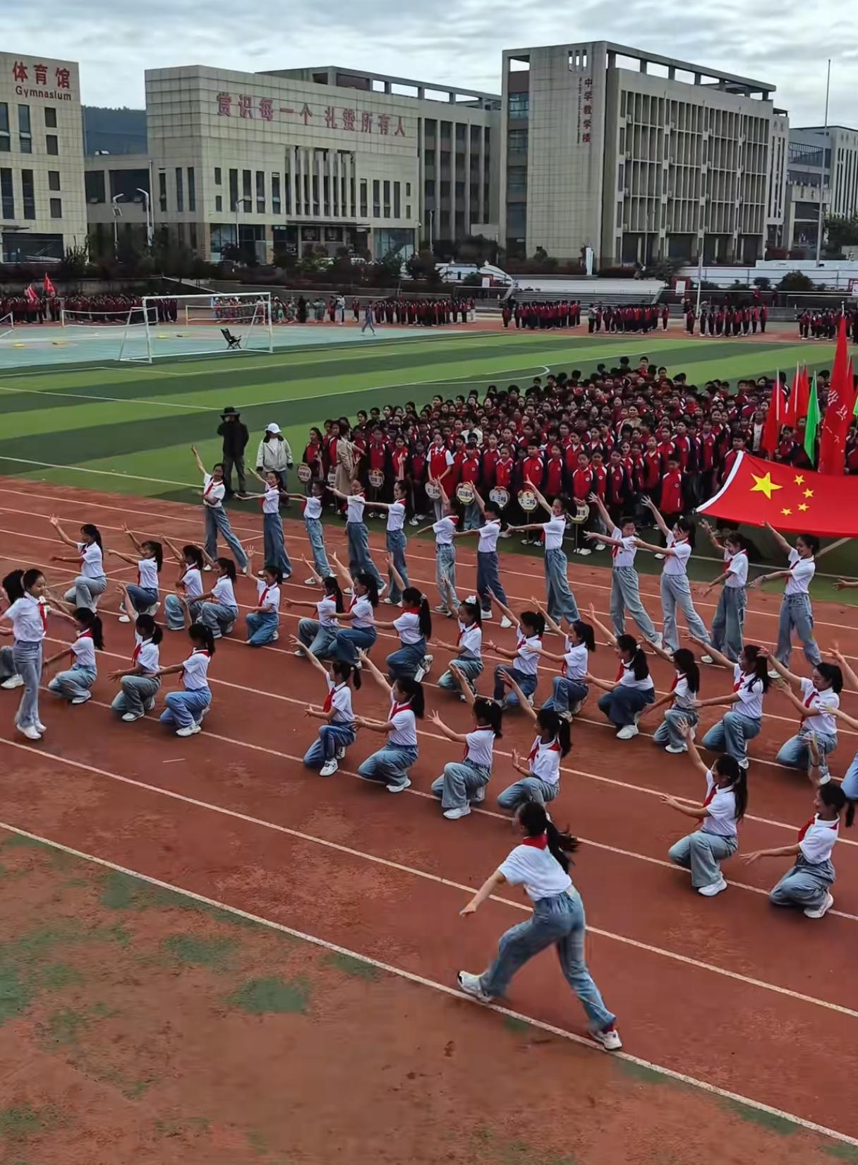 费县崇文学校春季运动会今天上午盛大开幕，运动会竞赛日程从10点持续到下午两点，孩