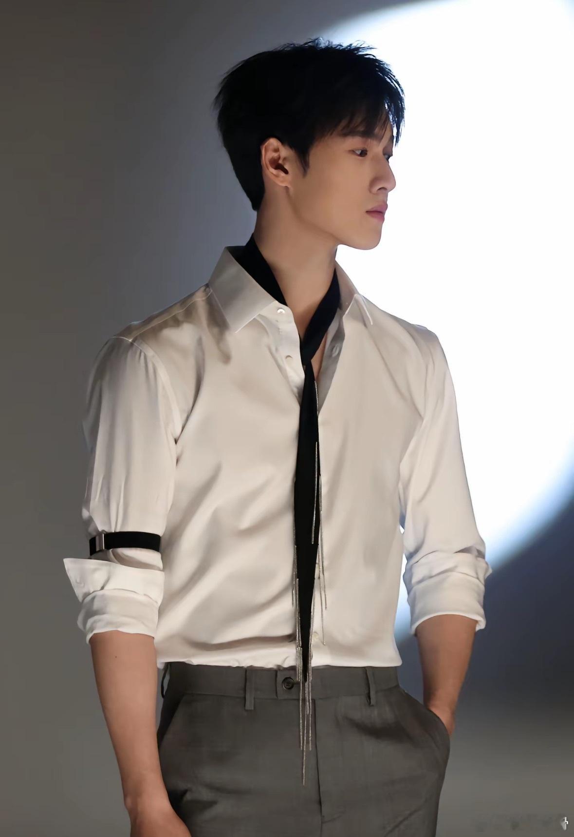 李昀锐领奖  看到小林终于站在领奖台上，感到非常骄傲。他一直坚持自己的梦想，今天