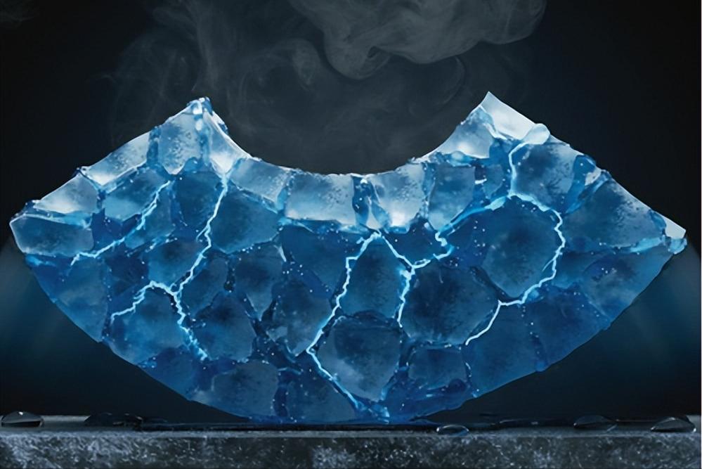 为什么在纯冰里加合适浓度的食盐，它的发电量就能瞬间暴涨1000倍，甚至逼近人类耗