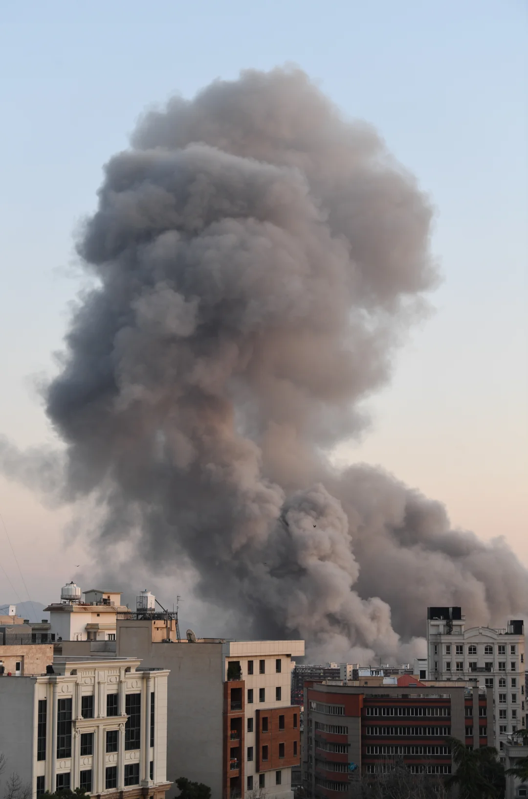 突发！伊朗首都爆炸声震天，浓烟滚滚遮天蔽