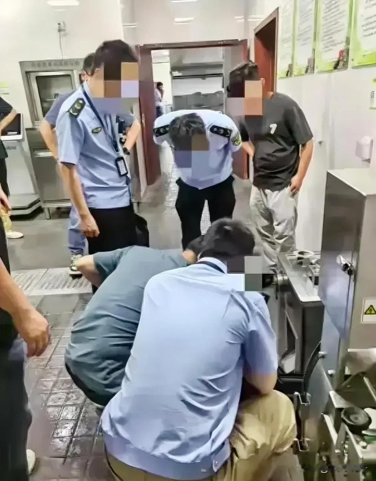 太恶心了！浙江余姚，一家长在学校食堂陪孩子就餐时，竟意外在后厨发现了“活蛆”，当