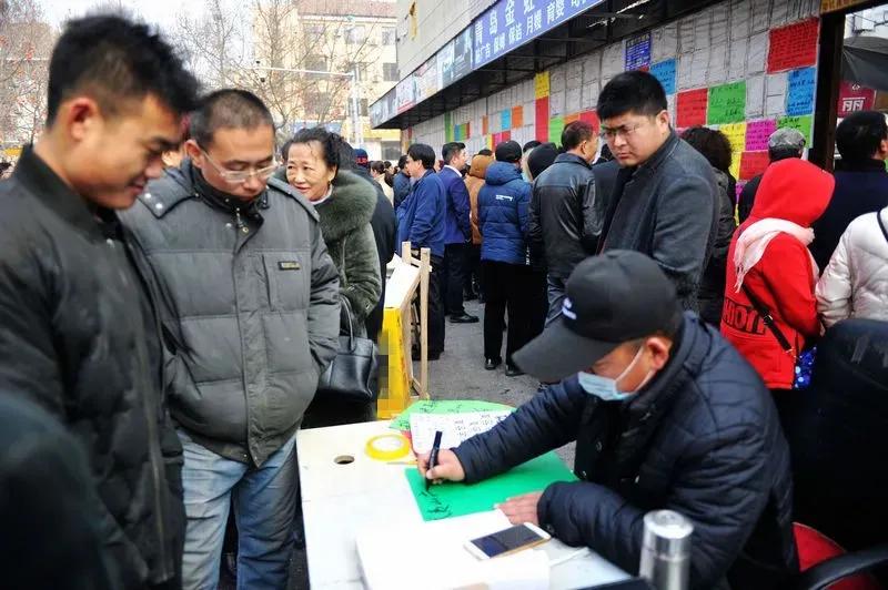 怎么样起诉想要回欠发农民工工的最好办法就是请一个好的律师，法律诉讼最有效力。农民