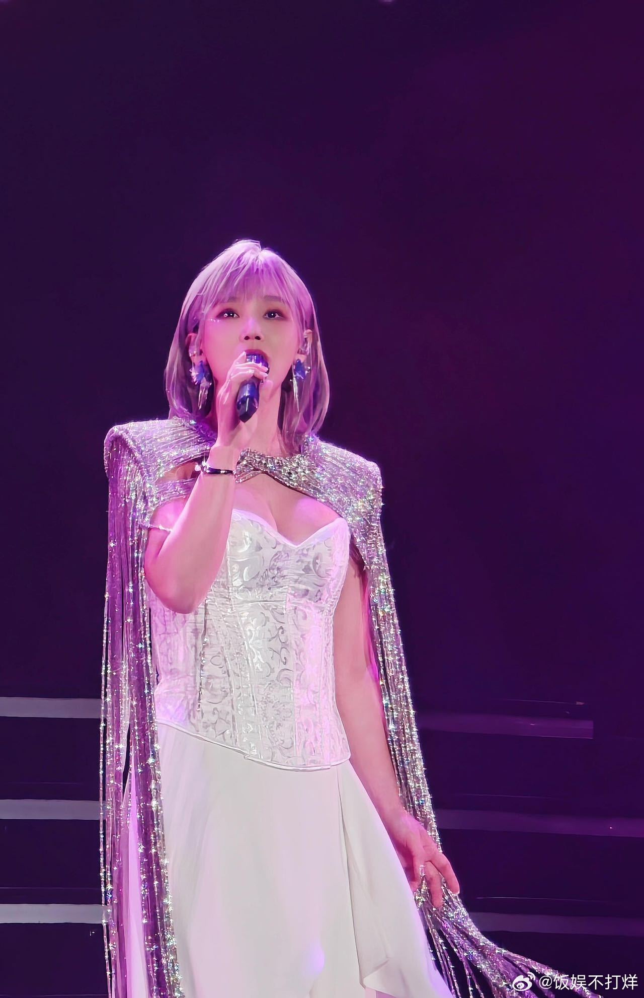 李佳薇终于站上体育馆总算等到李佳薇登陆体育馆开个人巡演，现场高音感染力氛围感拉满