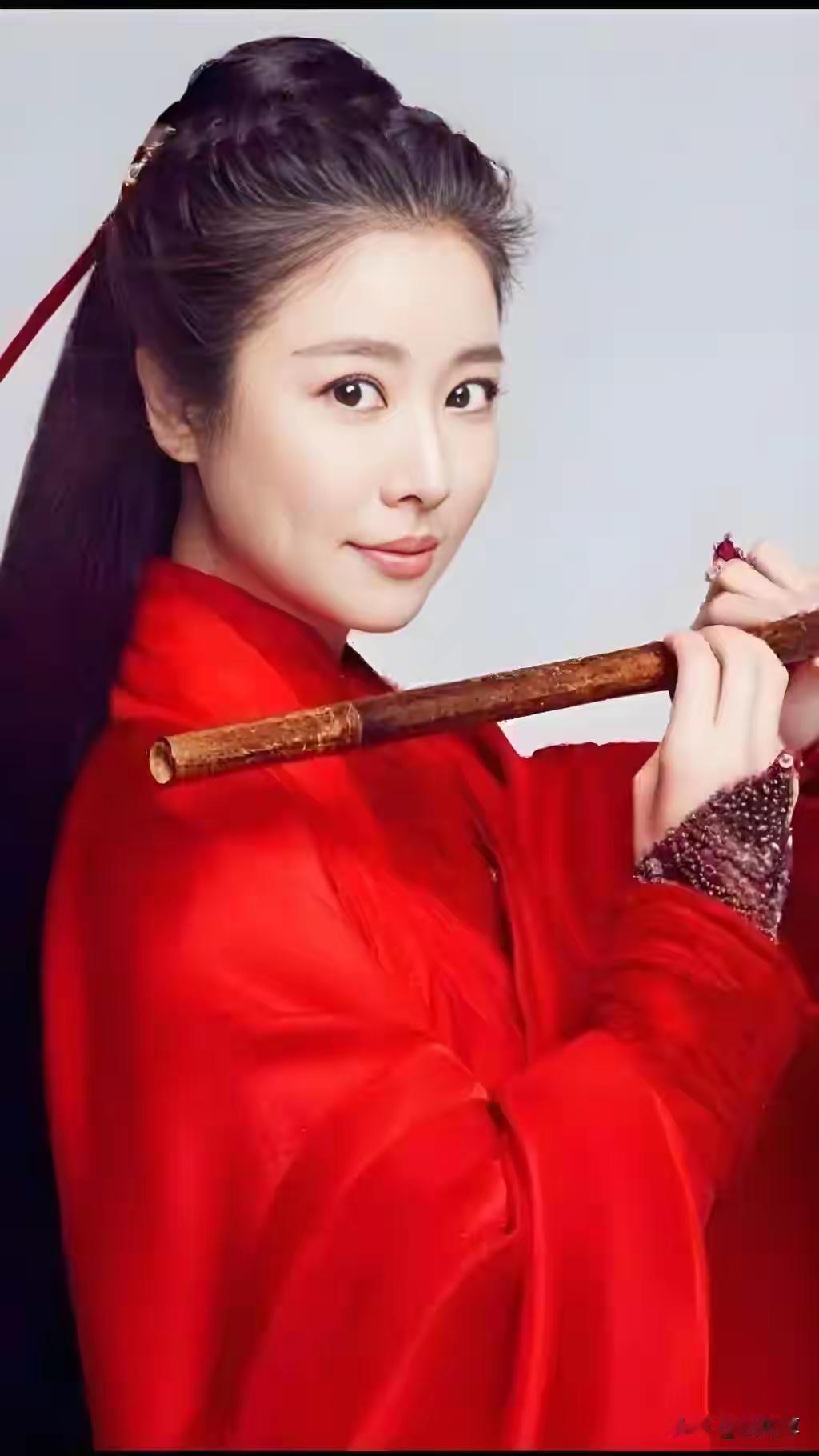 小燕子和紫薇吧是《还珠格格》里两个极具魅力的角色，美得各有千秋，很难说谁更胜一筹