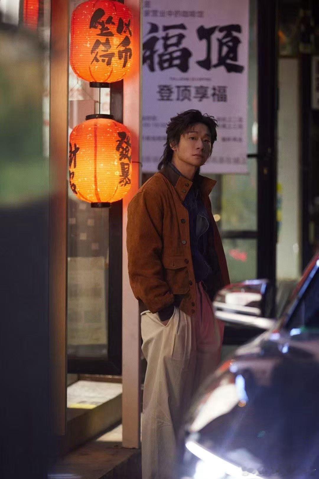 叶浏闯入土狗系帅哥赛道 土狗系天菜认证！叶浏那身洗得发白的夹克，比高定西装更有戏