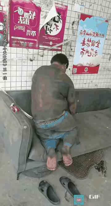 这小伙一天真不勤快，造的浑身全是油污，为了生活，真是够拼的了，每当看到这样画面的
