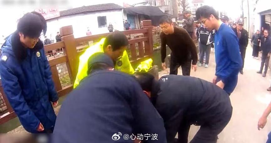 宁波慈溪急救员跳河勇救落水女子 近日，宁波慈溪逍林镇急救点接到溺水求助，医生洪恩