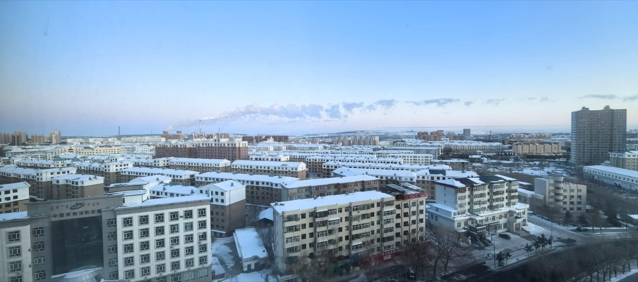 照片上房顶静静躺着的白雪是没办法传递-27度的温度的～地处大兴安岭西麓的海拉尔确