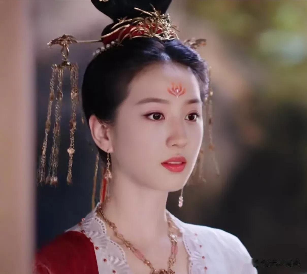 刘亦菲的五官还是长在刘亦菲她自己那张标准的鹅蛋脸上，才最出彩！
最近《一念关山》
