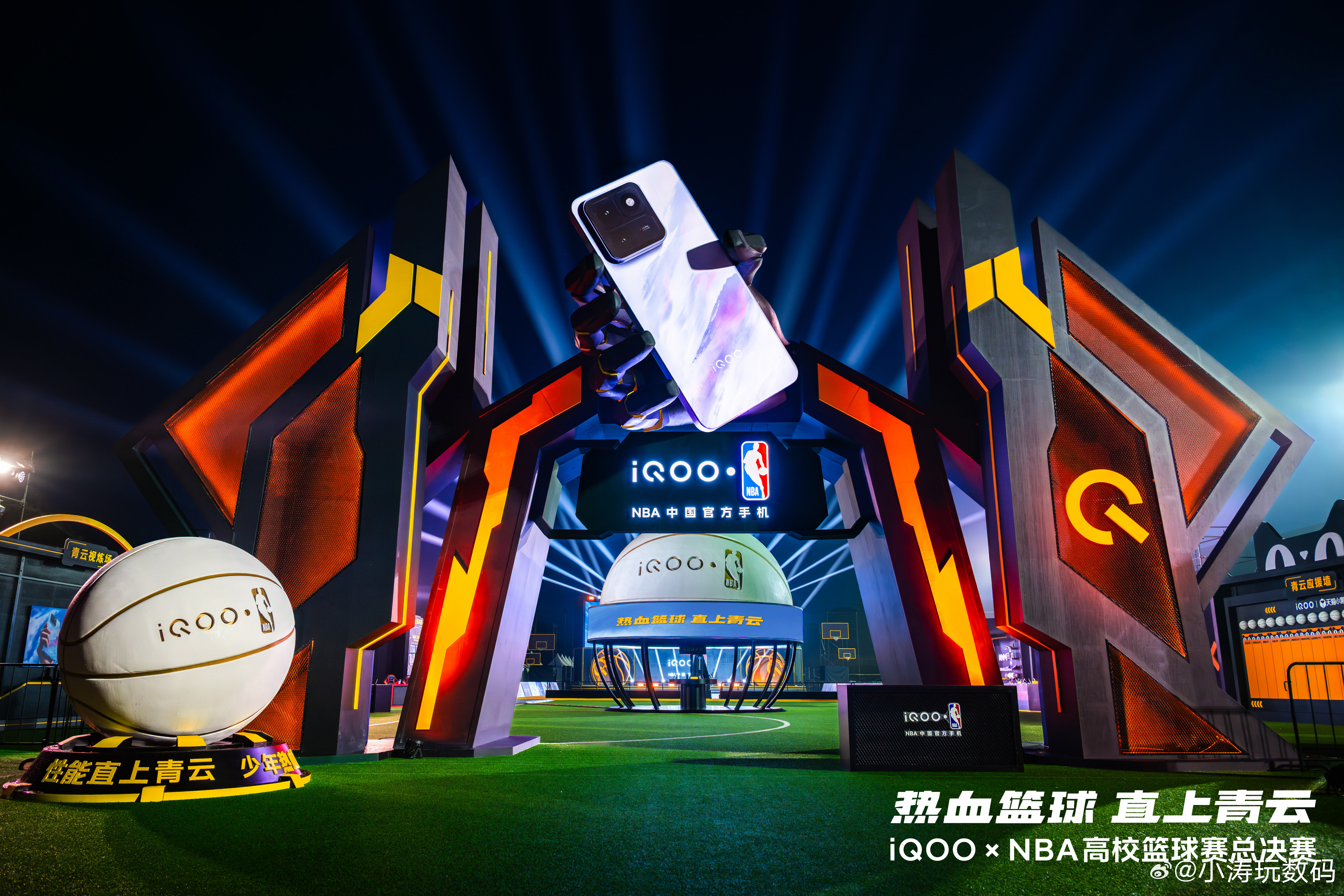 热血球场重磅落地！iQOO × NBA高校篮球赛总决赛门头日夜双景打卡黑橙机甲风