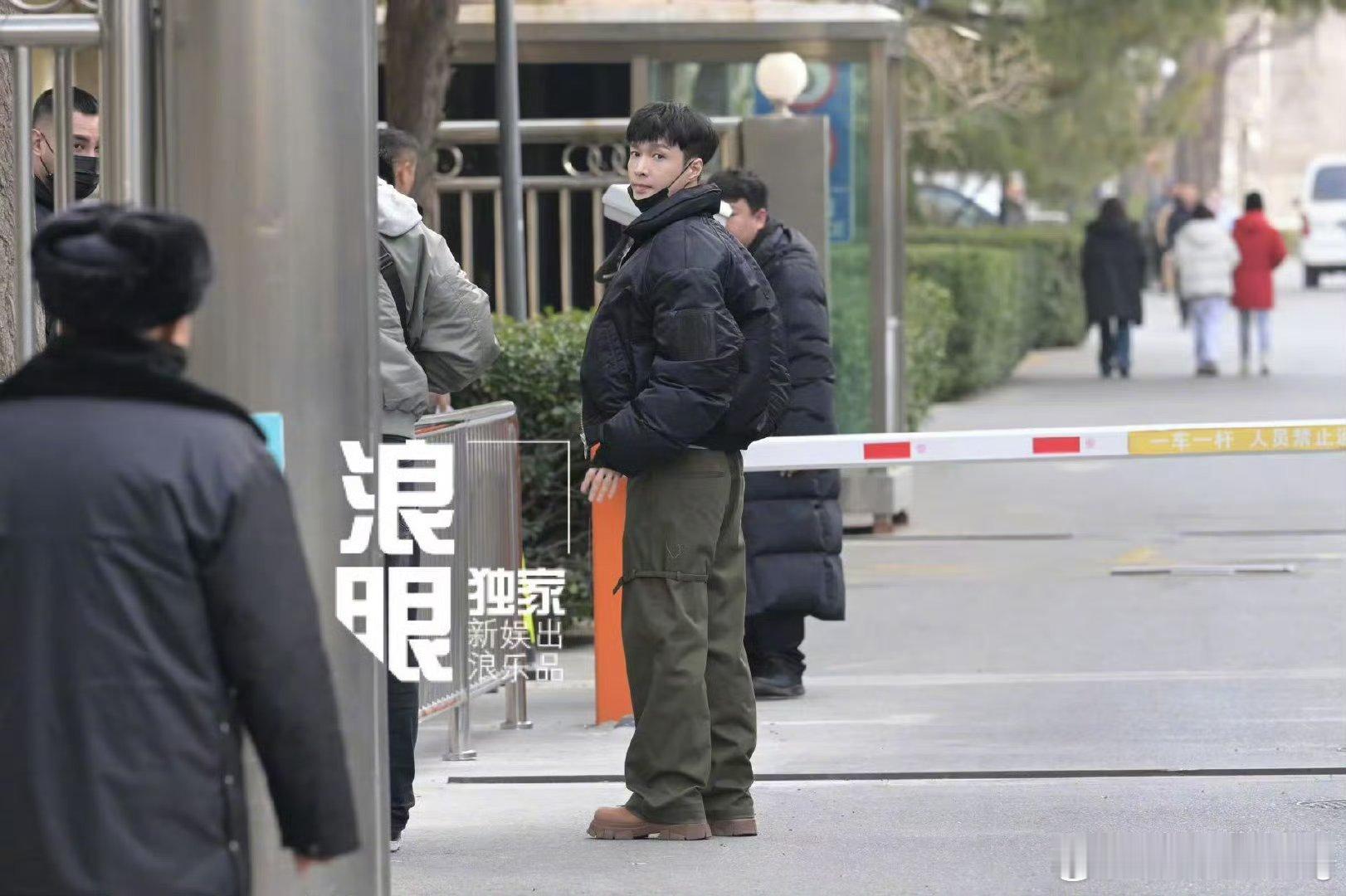 张艺兴[超话]  张艺兴现身蛇年春晚彩排，一身穿搭时尚感满满，超级期待今年的舞台