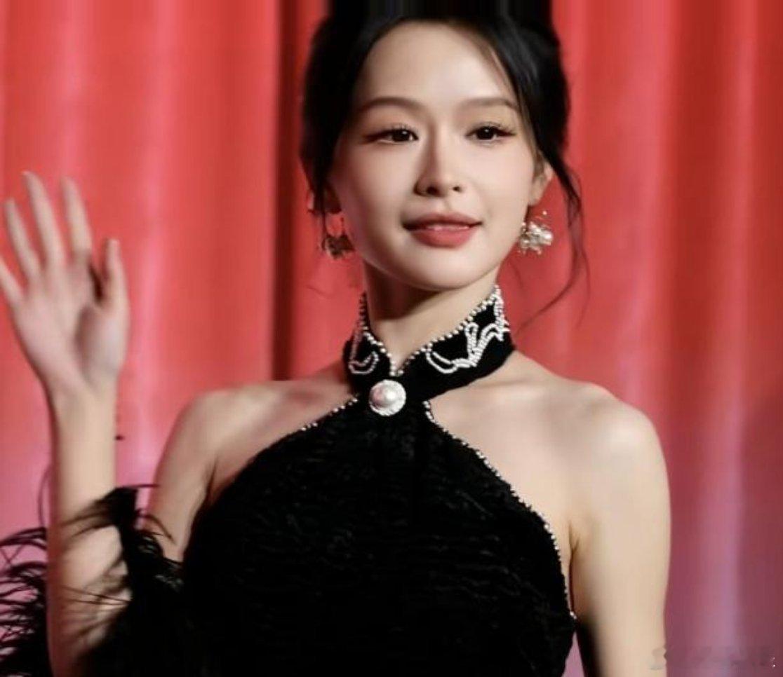 余茵否认模仿白鹿余茵否认模仿白鹿，解释造型由团队与剧组决定，非个人选择。她尊重前