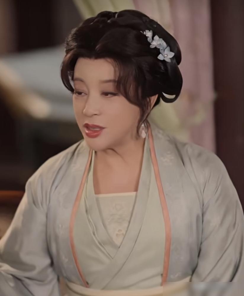 75岁的刘晓庆，竟和小30岁的男演员拍吻戏，网友炸锅直呼“辣眼睛”！
 
旁人以