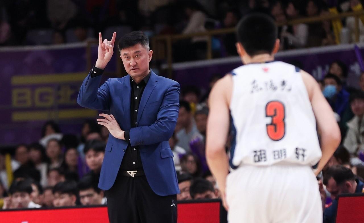 从惨败21分到狂胜21分，广东队在季后赛附加赛完成了一场关键救赎，胡明轩从上一场