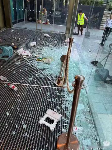 多方回应玻璃门被张凌赫粉丝挤爆张凌赫南宁活动现场 玻璃门被张凌赫粉丝挤爆5人受伤