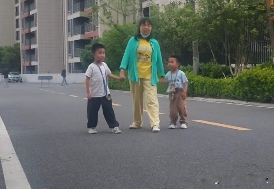 昨天下午两个孙子都要看动画片，我就让他们看《小猪佩奇》。看了半个小时，我想关掉电