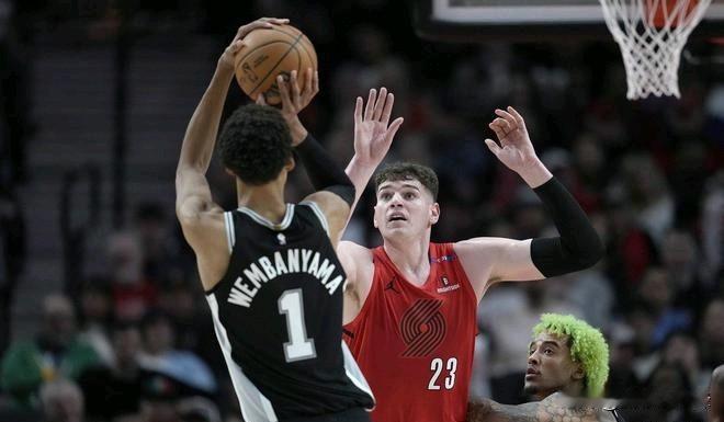 明日开拓者VS马刺的季后赛首轮G1即将开打，克林根＋罗威的数据要加起来才能和文班