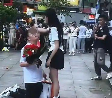 当那膝盖着地的瞬间, 你已然是输家！七夕节之际, 有这样一幕上演, 男孩向女孩求