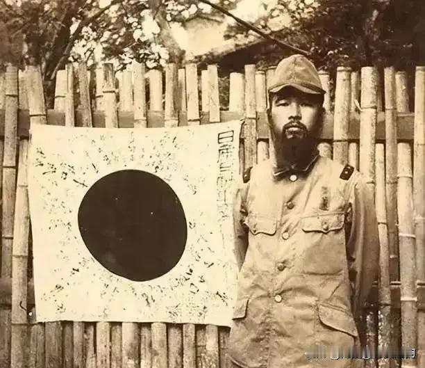 1939年，20多个日本兵轮番糟蹋四姐妹。突然 ，年仅12岁的小妹口吐鲜血，随后