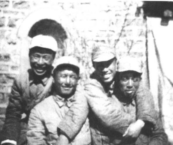 1941年摄于晋察冀五分区。二排右一为邓华，后排左一为江一真。