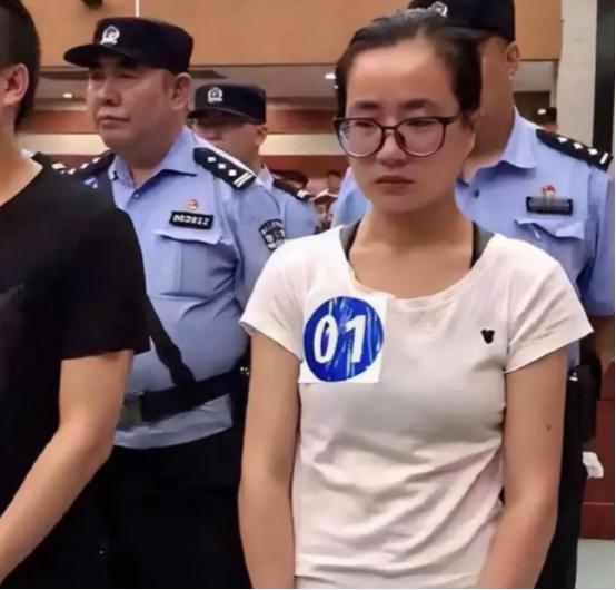 2019年，读硕士的杨春燕，在教室上课时，被警察带走了。带走前，老师问道：“是不