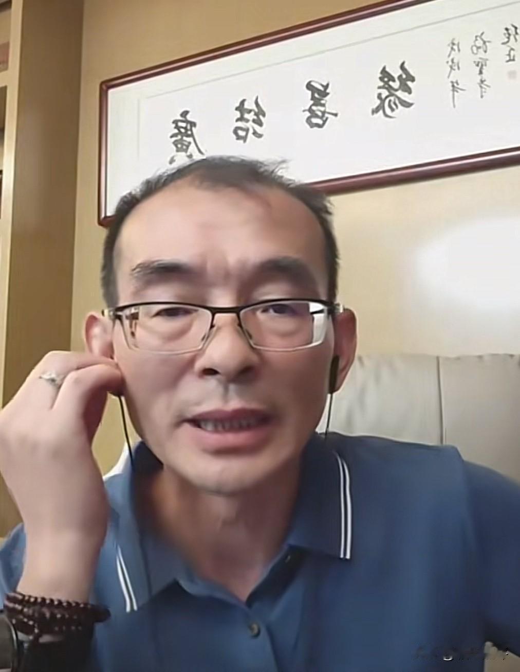 谢浩男的爸爸昨晚直播时透露，谢浩男今晚就能回到深圳。提到儿子，谢浩男爸爸满脸骄傲