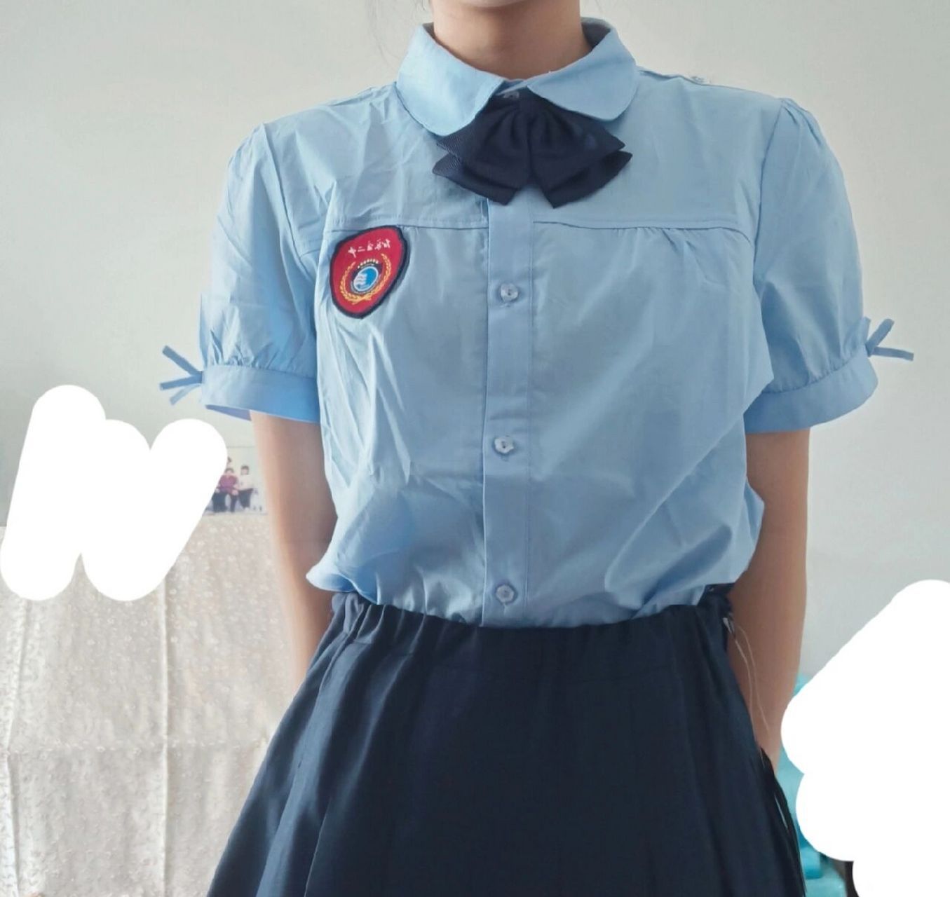 现在的校服也太好看了 这样的校服我也愿意穿，记得以前的校服总是肥肥大大的，一点样
