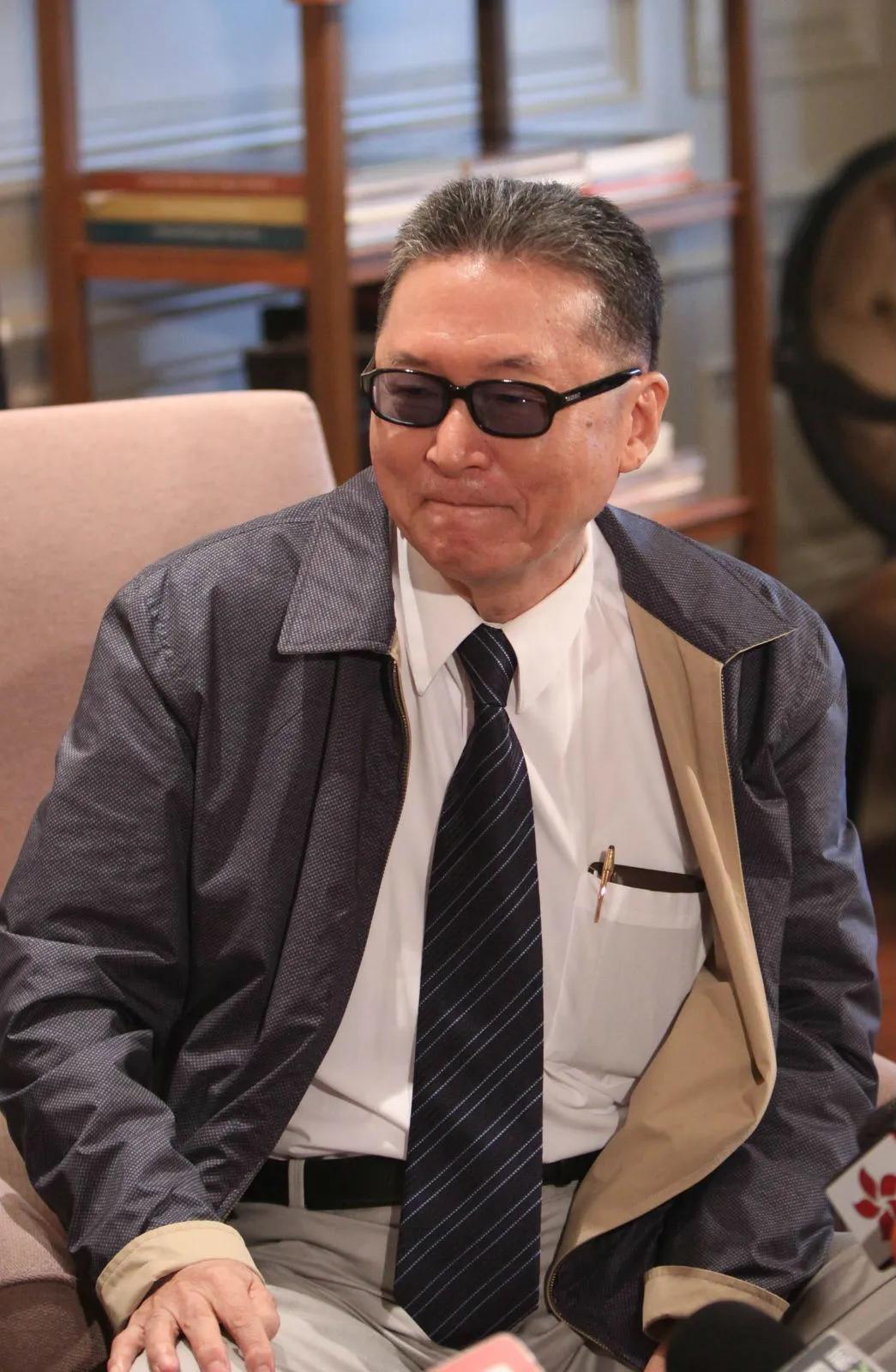 李敖曾言道："人性是经不住试探的，我入狱服刑期间，将房产过户到母亲名下，托母亲代
