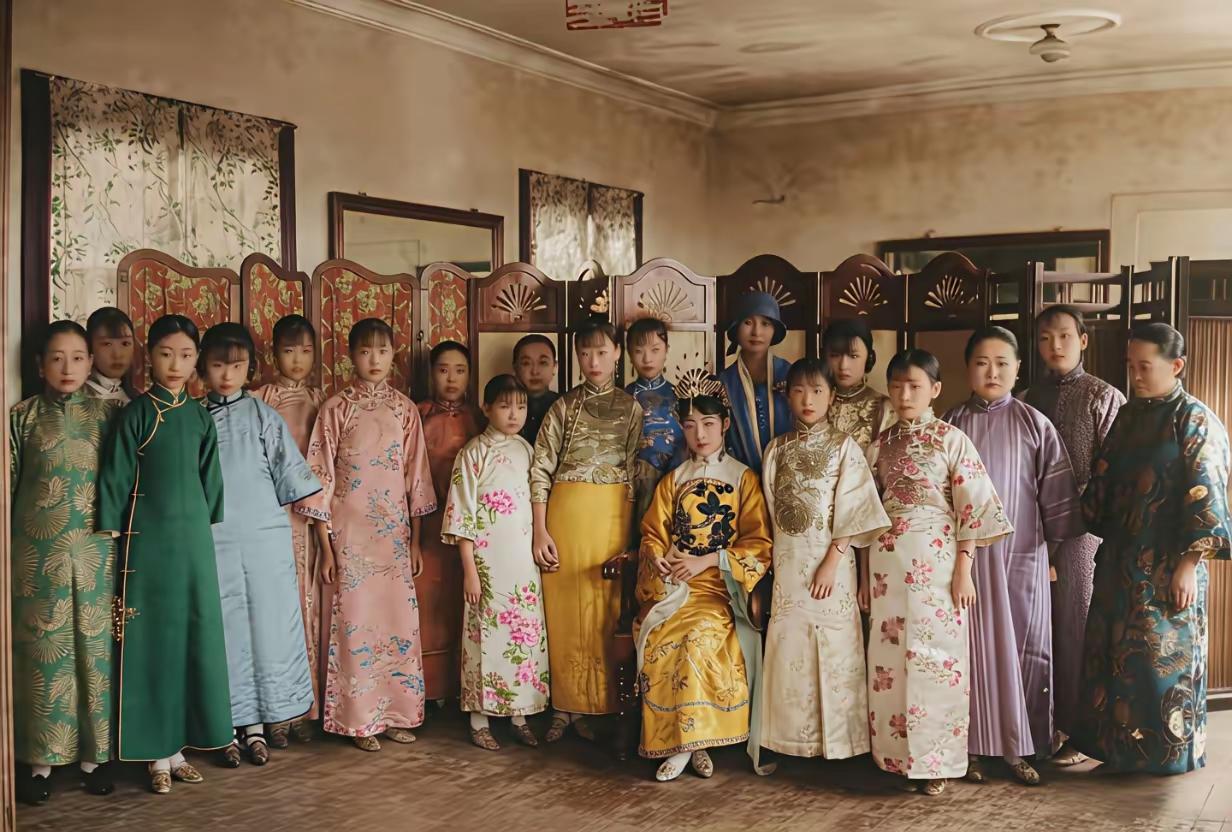 一身旗袍藏旧岁，满帧皆是末代宫廷的满目芳华，时代落幕，美人留影。[心][心]