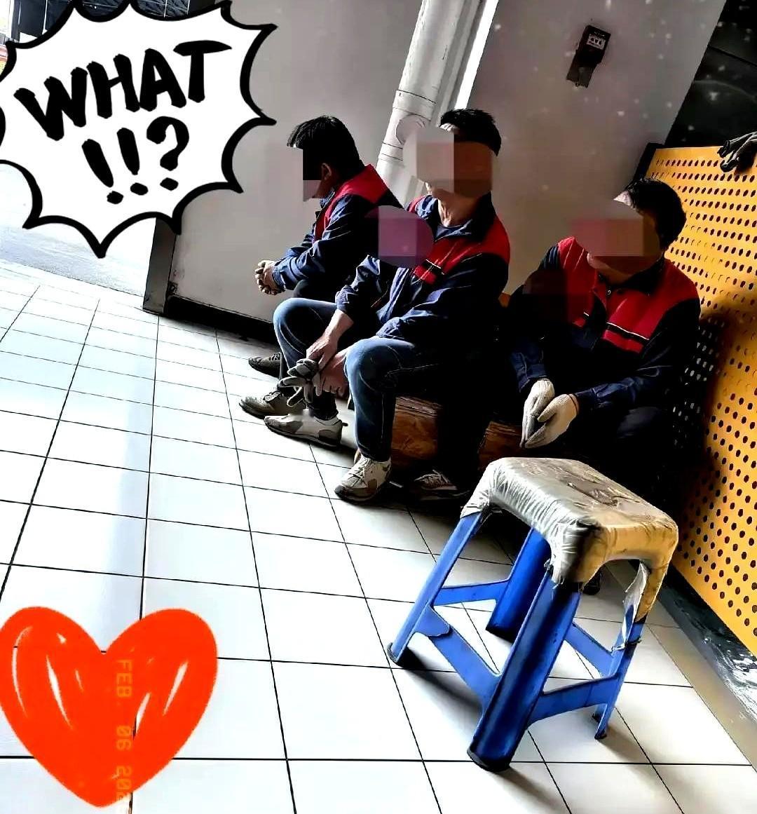 一声吼，三个工人卷铺盖走人，这几天一条短视频把不少打工人看懵了，镜头里原料车堵在