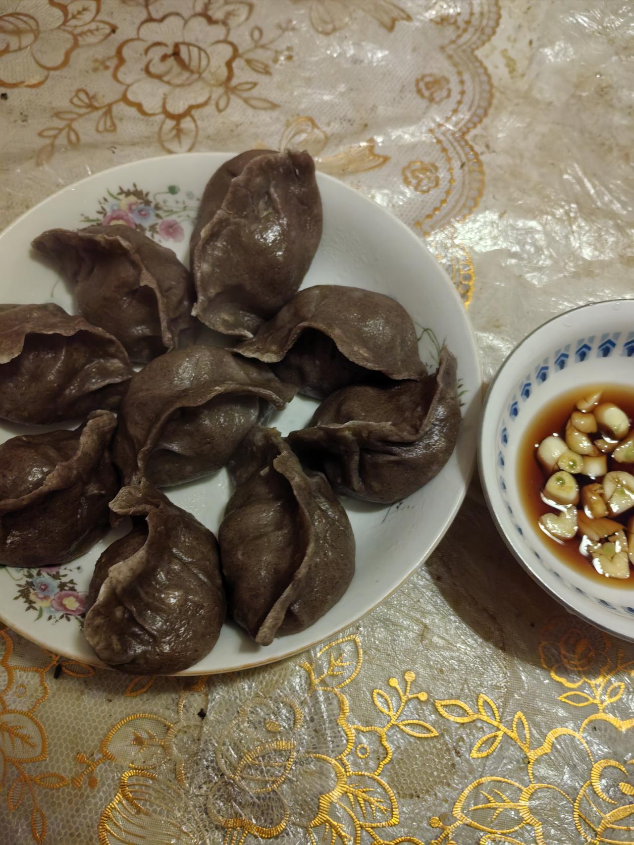 看看我这黑乎乎的蒸饺咋样？是不是给人感觉就没食欲啊？

这是我从网上买的荞麦面，