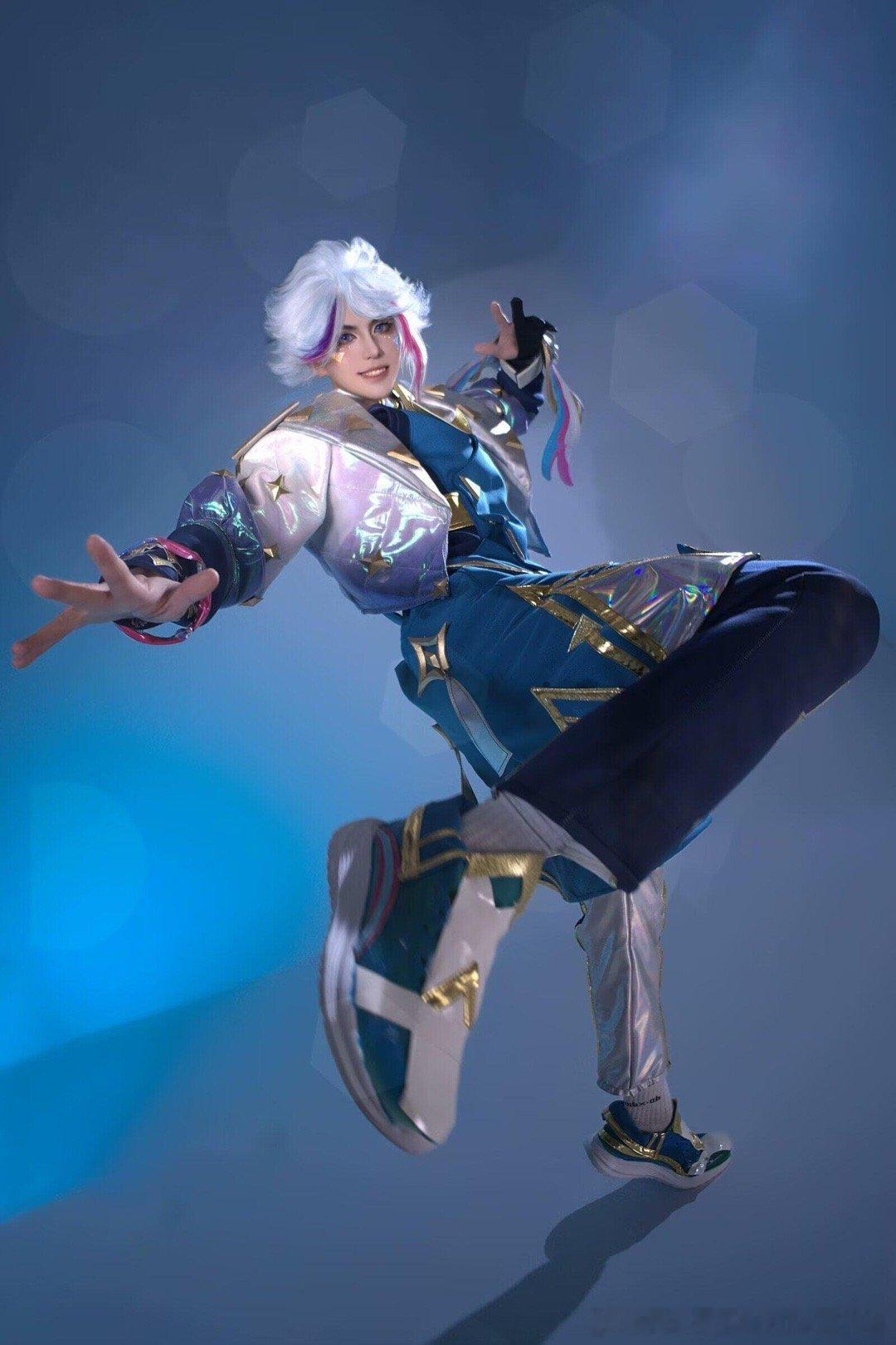 cosplay[超话]  小树也帅了起来.要多多练习跳跃才行呀.夏天来了我们就要