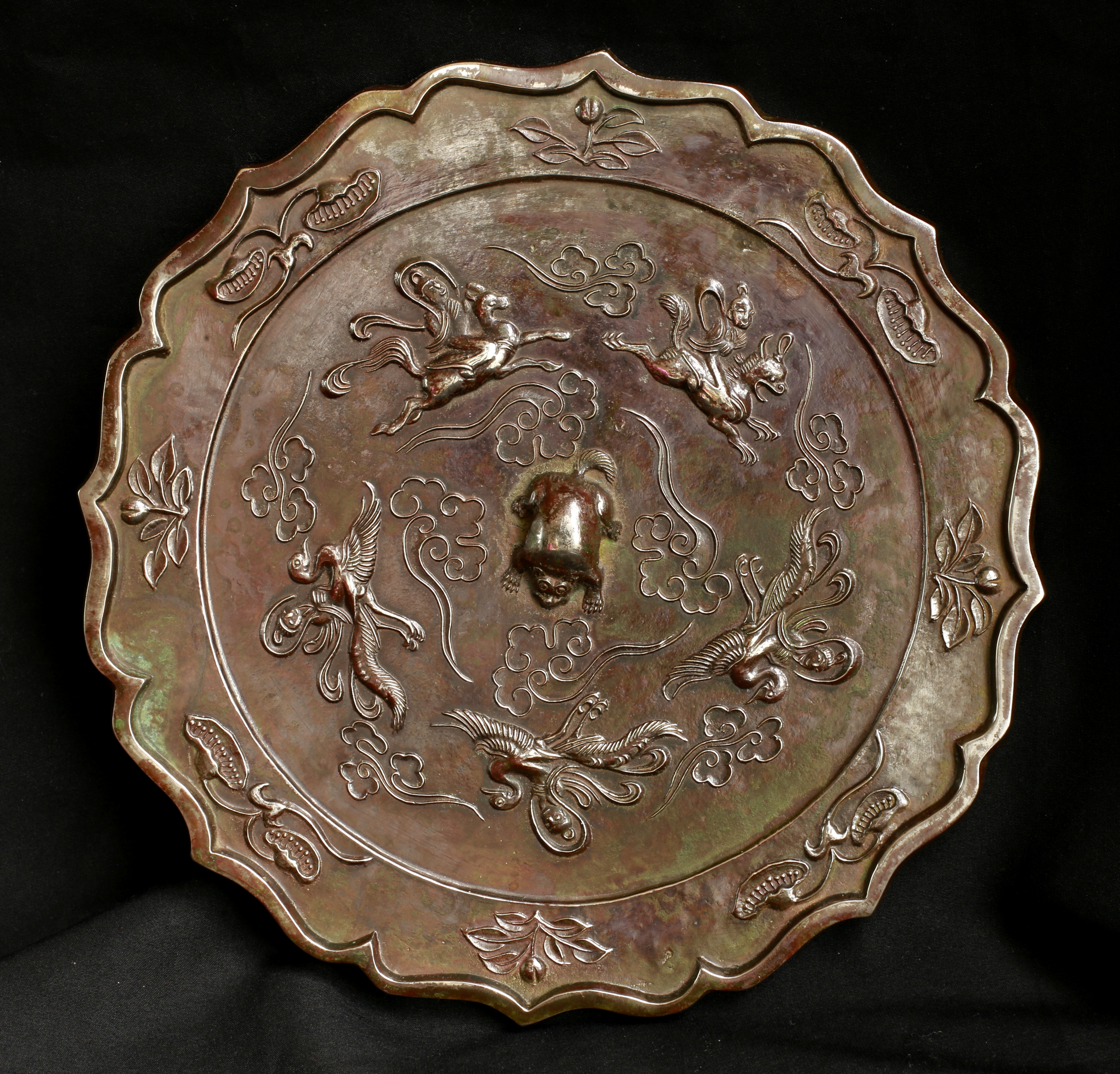 唐 . 头版头模神仙飞升纹葵花青铜镜一面尺寸:镜直径192mm,镜厚7.7mm,