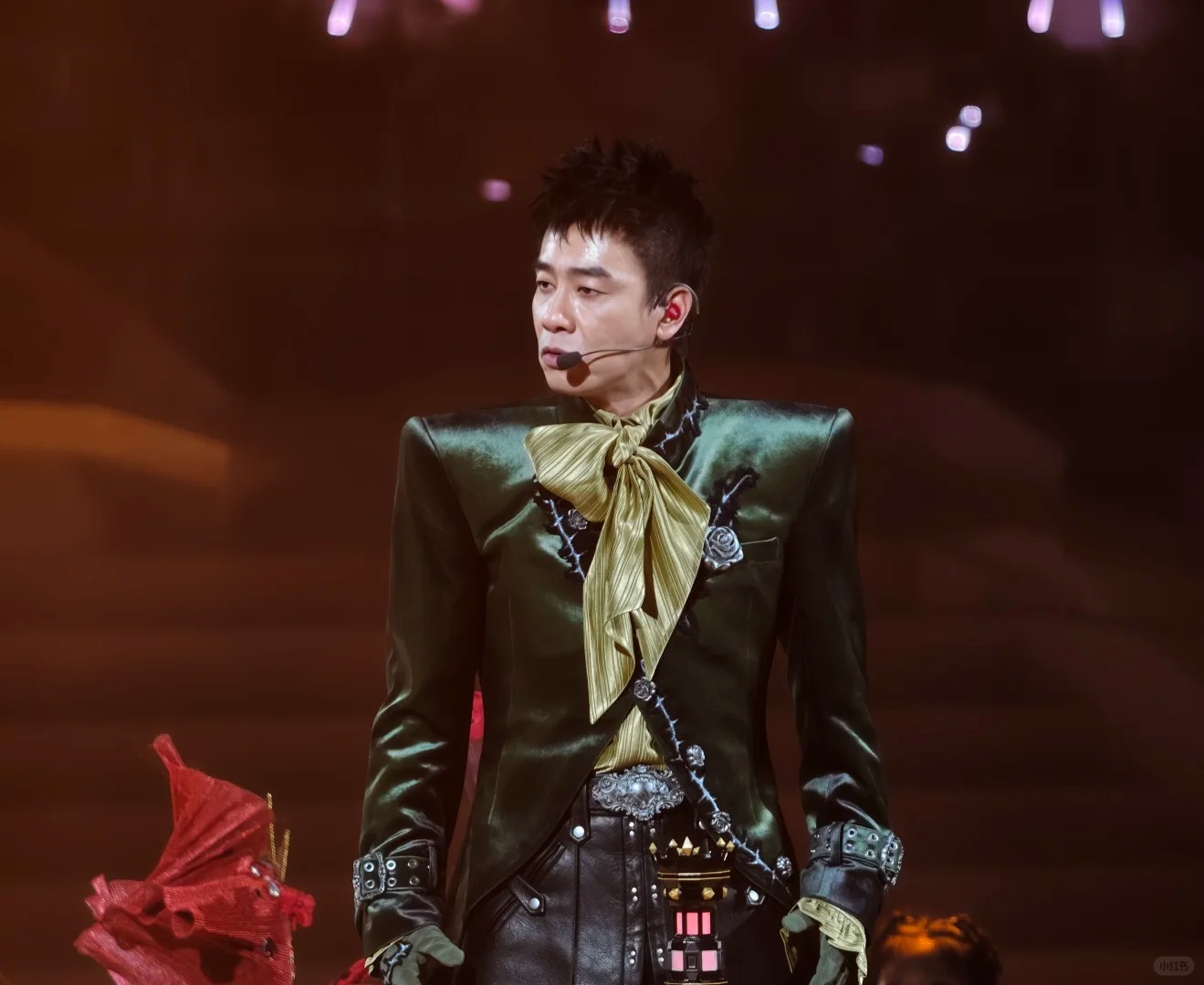 陈小春人老了干什么也不心酸 陈小春身体力行人老了也干什么都不心酸！人总要去看一场