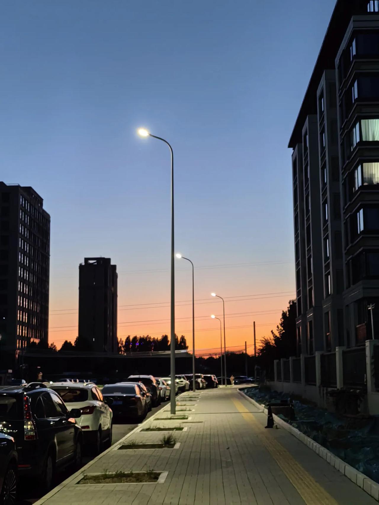 晚霞满天
晚饭后出来散步一抬头西边的晚霞满天真是漂亮，可惜出来晚些了不是最佳时间
