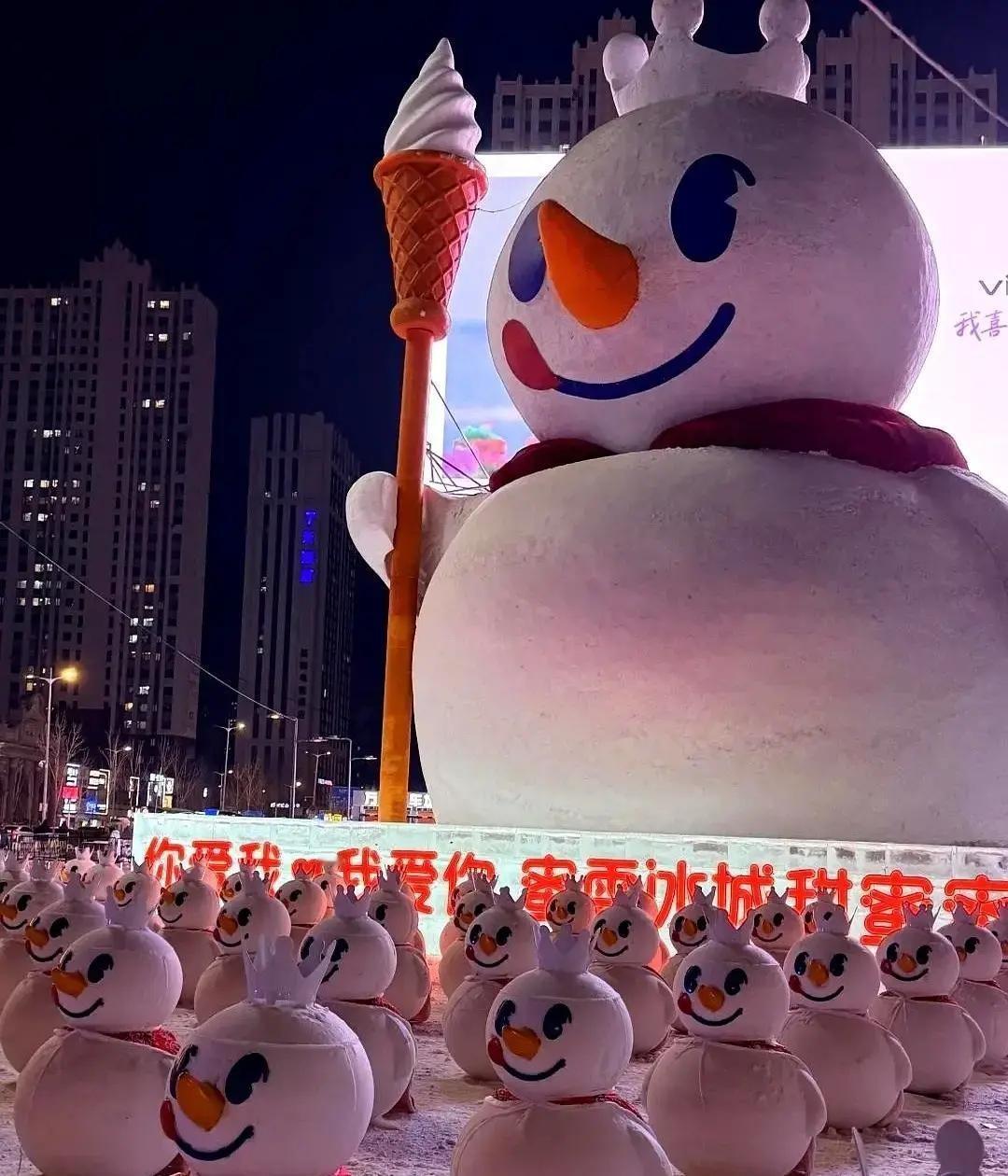 哈西万达里，雪王和正新鸡排门对门开张，中间只隔一条过道。
三块的冰淇淋和十块的鸡