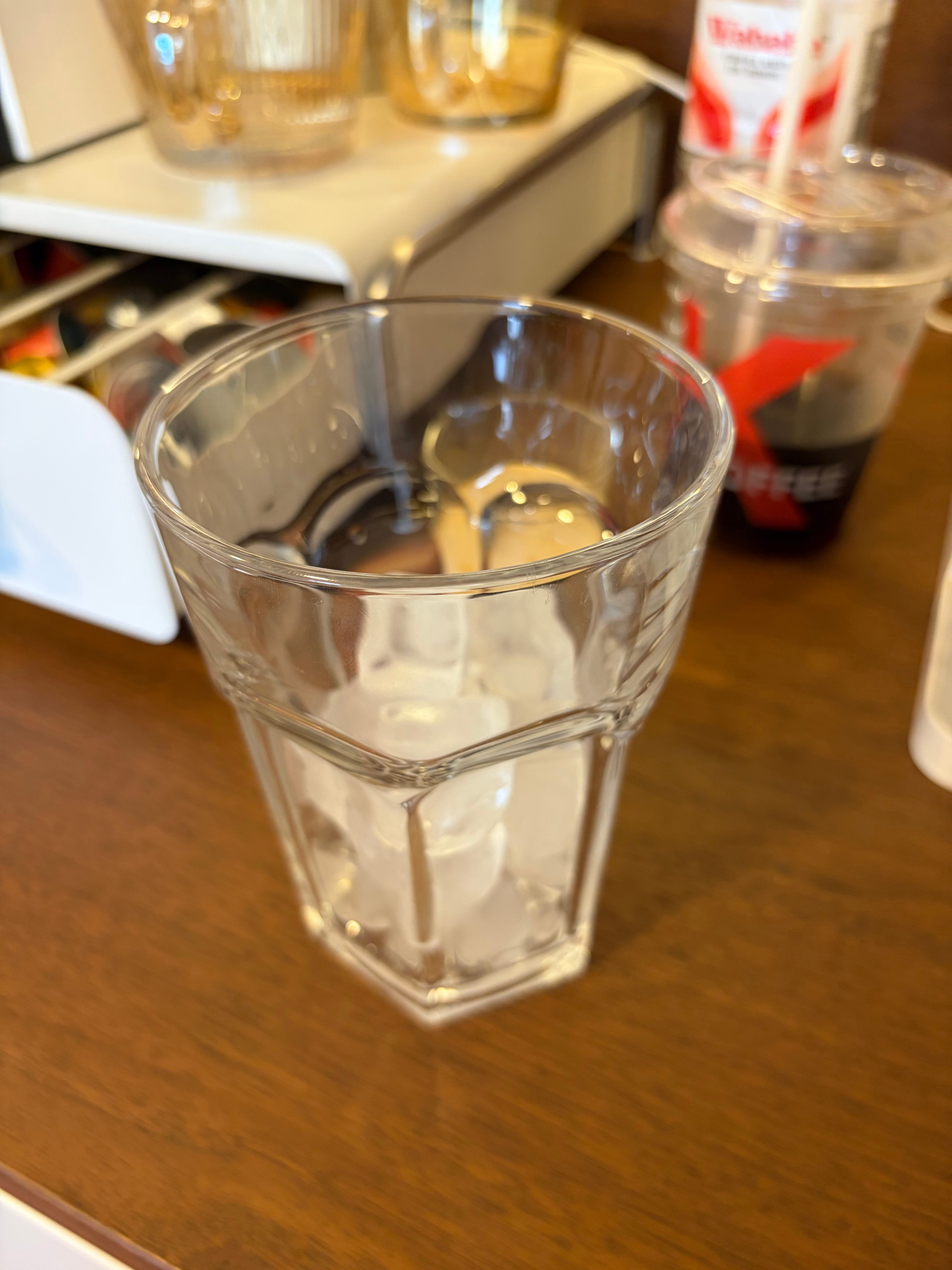 饿了：茉莉花冰美式、白煮蛋、猪肉荠菜大馄饨 ​​​