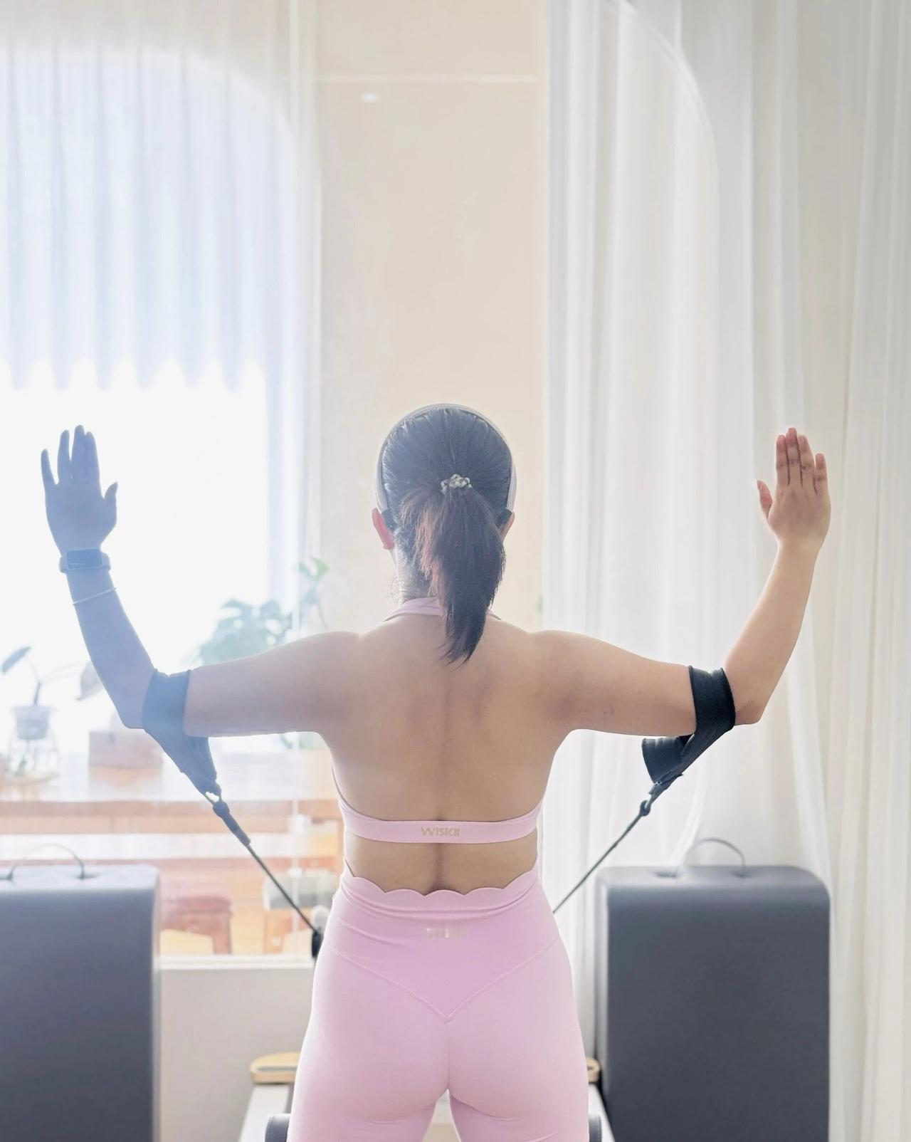 三个女孩在健身房里锻炼。分享你最擅长的瑜伽体式 爱运动的美女是不是更有魅力? 女